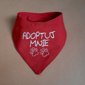 bordowa apaszka dla psa z napisem adoptuj mnie